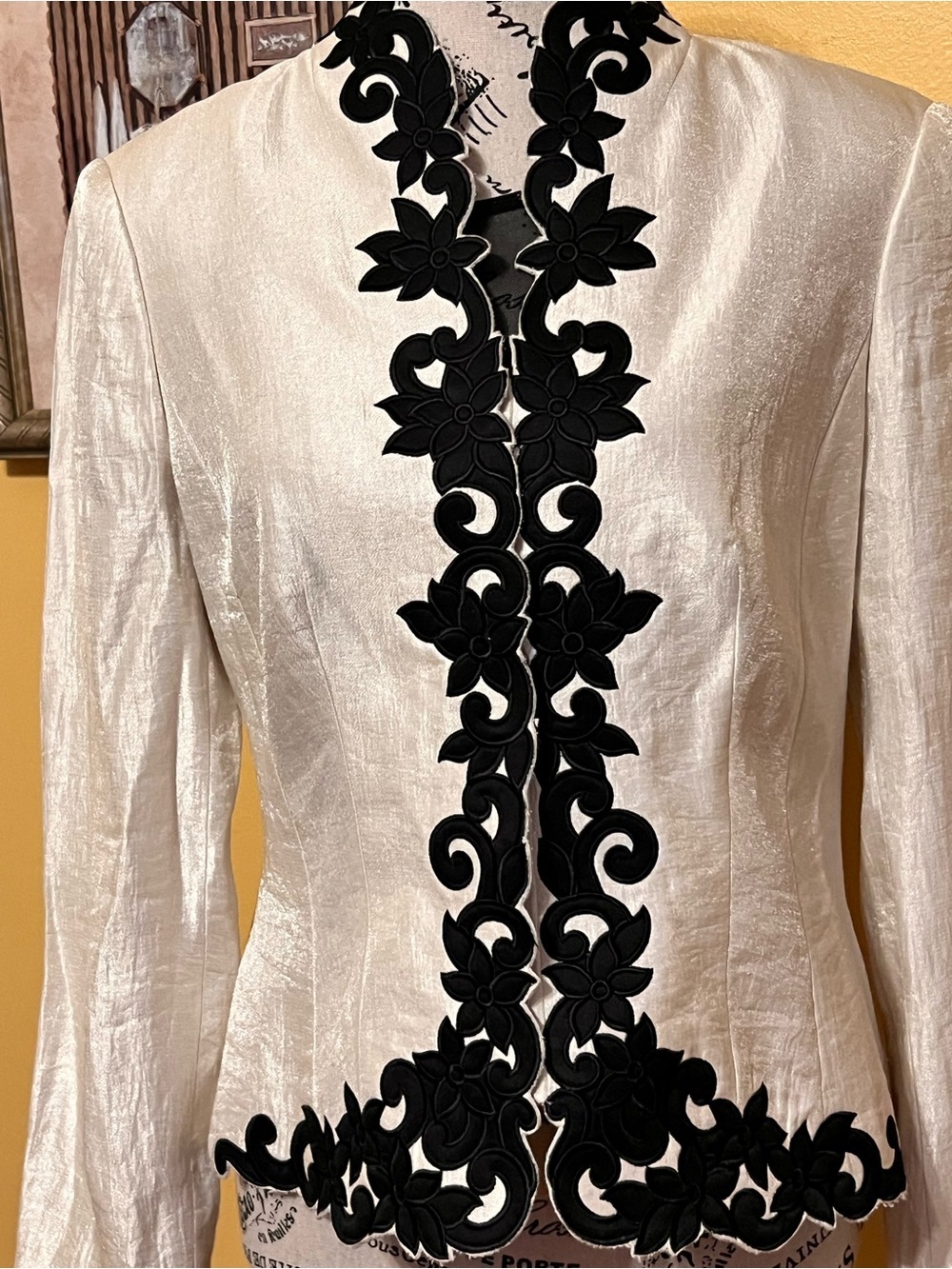 Victor Costa Ivory Jacket with Black Floral Appliqué size 6 - Picture 8 of 15